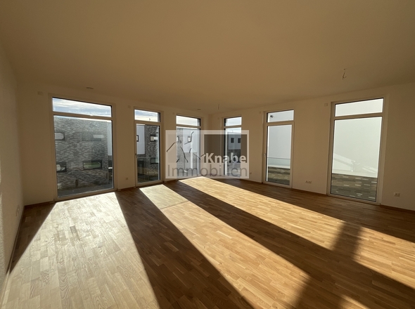 Wohnbereich mit bodentiefen Fensterelementen