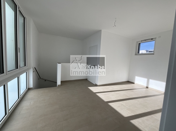 großzügiges Entreé  mit  komplett zuöffnener Fensterfront 