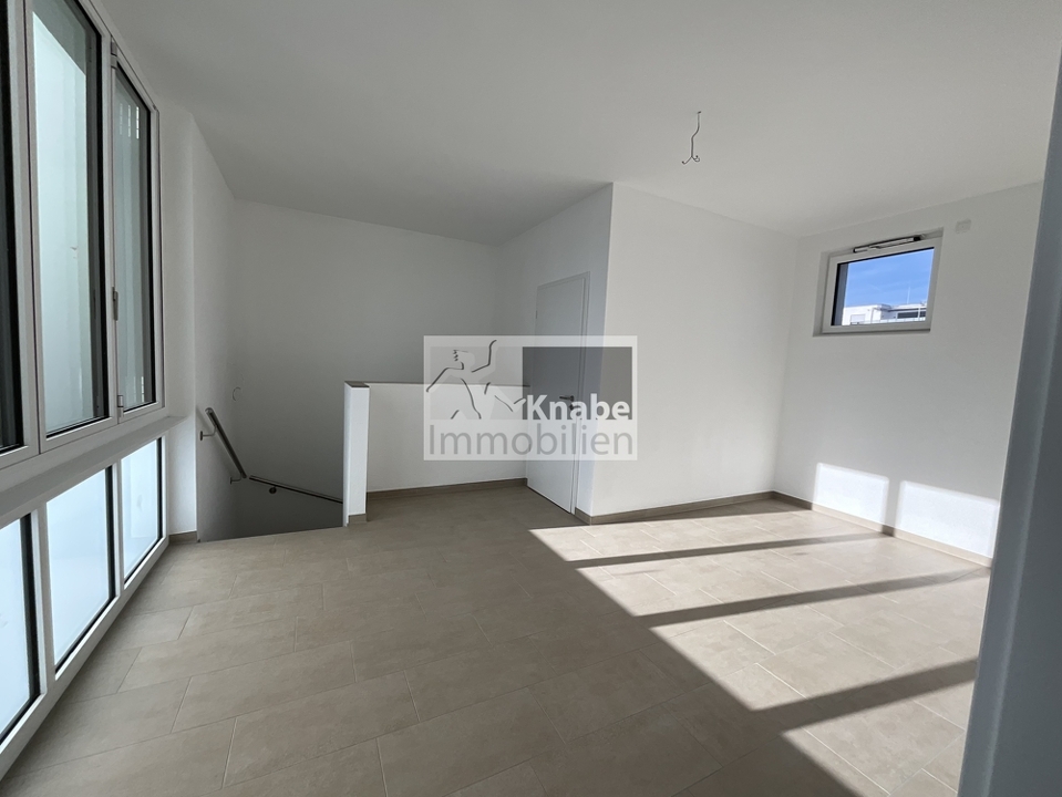 großzügiges Entreé  mit  komplett zuöffnener Fensterfront 