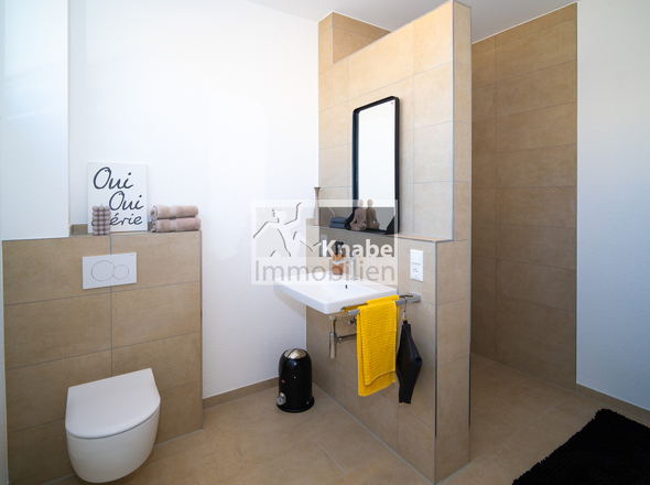 Badezimmer mit bodengleicher Dusche (Einrichtungsbeispiel)