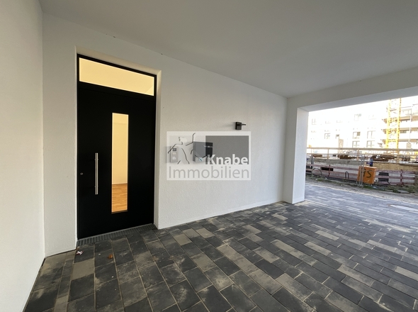 eigener Eingang mit überdachtem Stellplatz