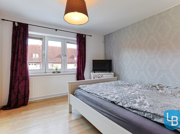 Schlafzimmer mit Blick in Garten