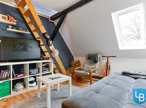 Kinderzimmer mit Zugang zum Spitzboden