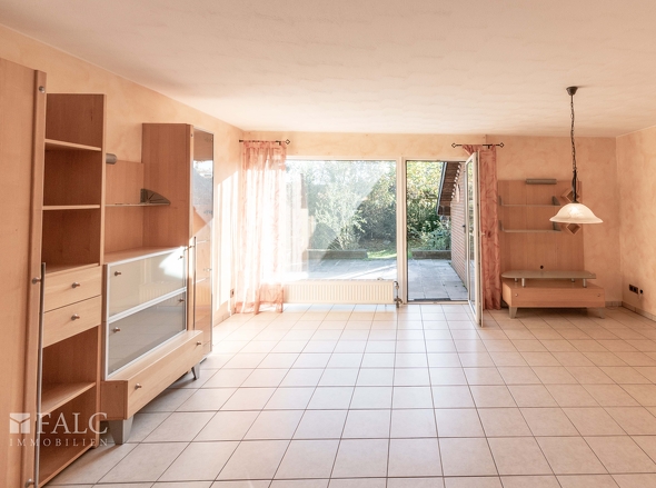 Wohnzimmer mit Gartenausgang