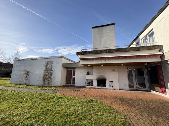 Blick auf Schwimmhalle und Außenkamin