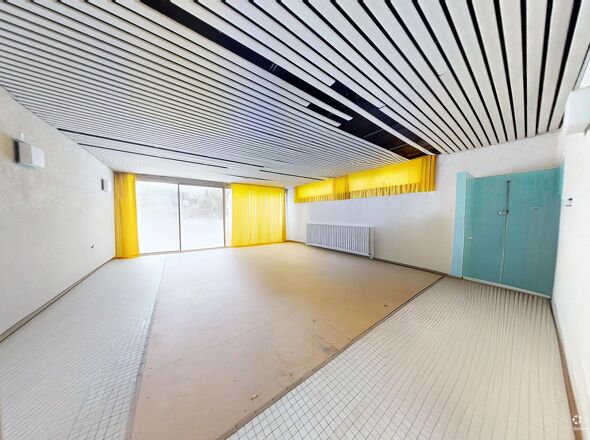 Schwimmhalle (Möbel mit KI entfernt)