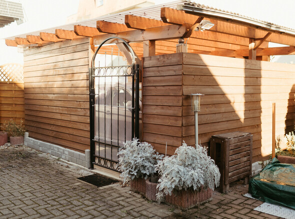 Terrasse und Eingang zum Carport