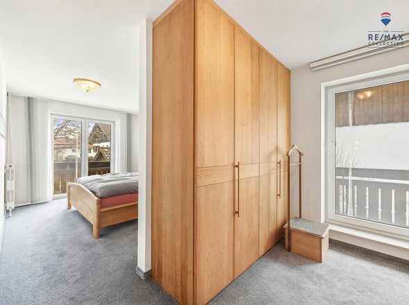 Schlafzimmer mit Ankleideraum