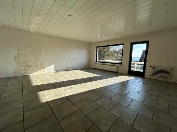 Helles Wohnzimmer mit Zugang zum Balkon