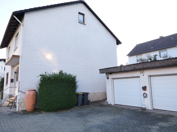 Einfahrt zu den Garagen