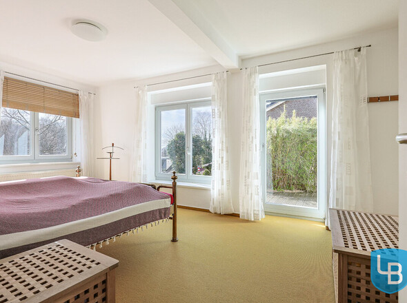 Großzügiges Zimmer mit Einbauschrank im EG ...