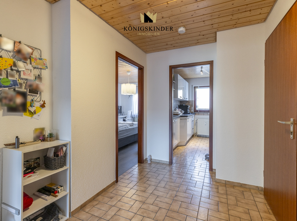 Flur mit Zugang zu allen Räumen