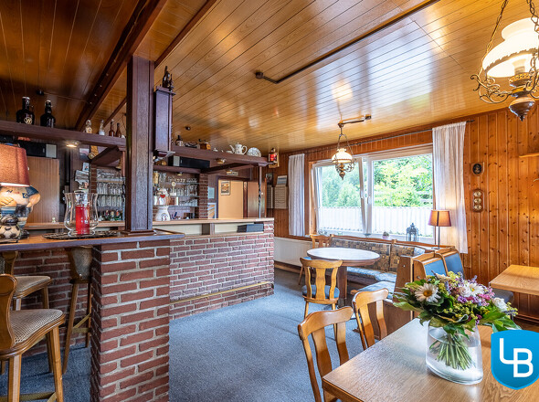 Tresen mit Sitzmöglichkeiten