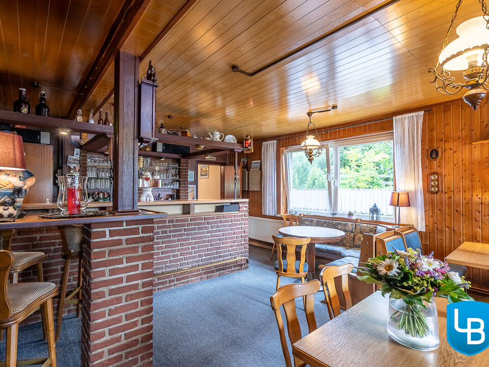 Tresen mit Sitzmöglichkeiten