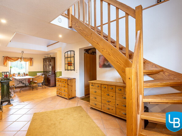 Diele mit Zugang zum Dachgeschoss...