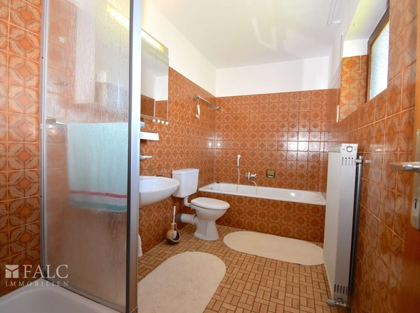 Bad OG Wanne und Dusche