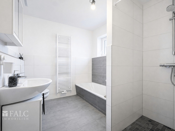 Badezimmer mit Wanne und Dusche 