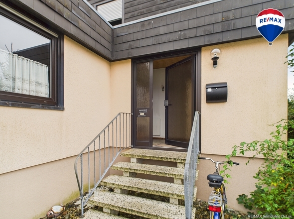 RE/MAX Immobilien DeLux Einfamilienhaus Wallerfangen-Oberlimberg Eingang