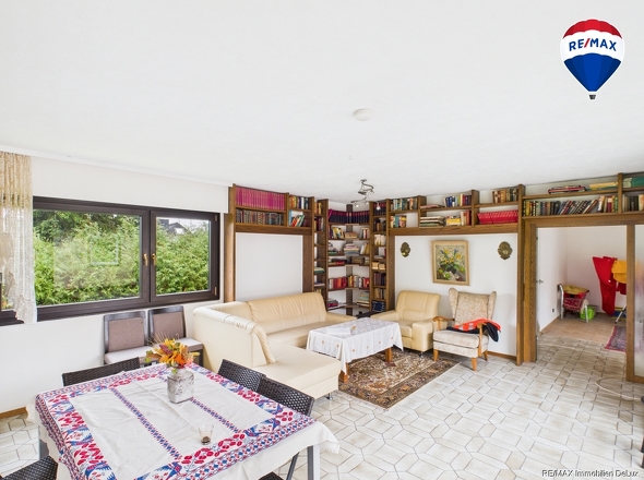RE/MAX Immobilien DeLux Einfamilienhaus Wallerfangen-Oberlimberg Bibliothek 1