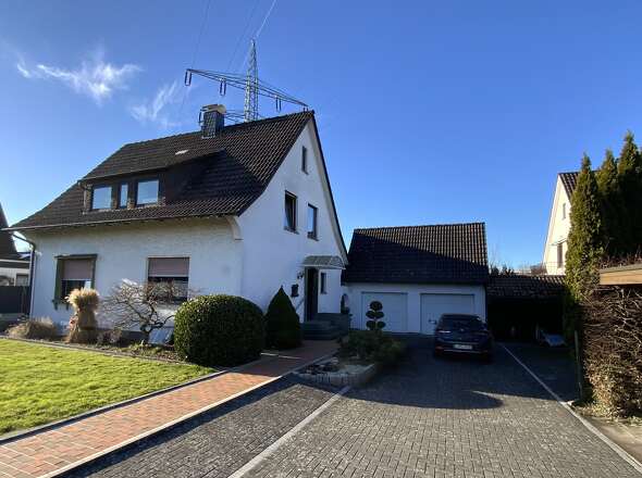 Straßenansicht mit Garage