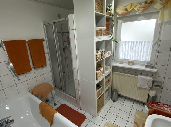 Tageslichtbad mit Wanne und Dusche