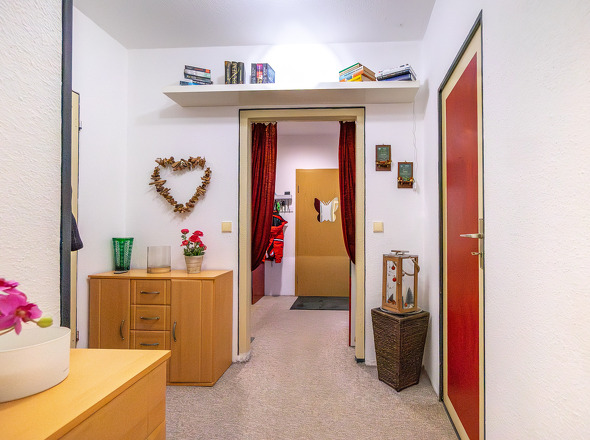 Mittelflur mit Blick zur Eingangstür