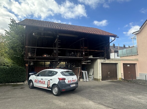 Einfahrt Garage und Holzhütte