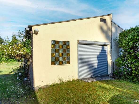 Massive Garage mit elektrischem Rolltor 