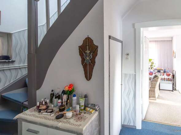 Mittelflur mit Treppe zum DG