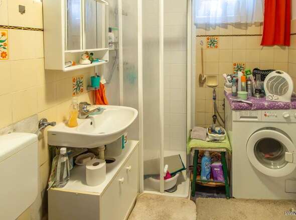 Duschbad mit WB, WC und Waschmaschinenstellplatz