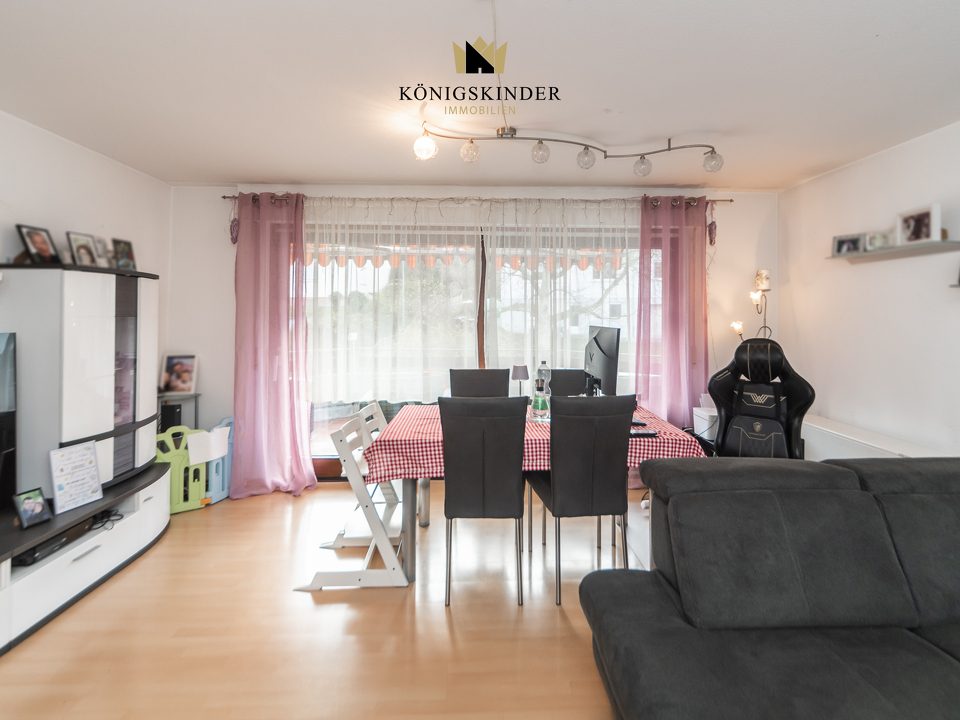 Großzügiger Wohn- und Essbereich mit Balkonzugang