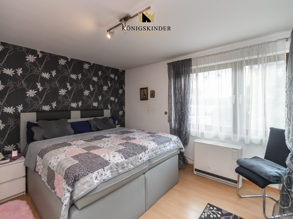 Ruhiges Schlafzimmer mit großem Fenster