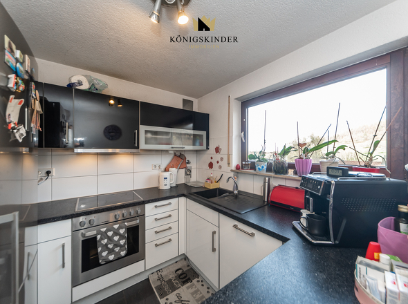 Praktisch geschnittene Küche mit Fenster