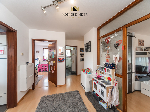 Zentraler Flur mit Zugang zu allen Räumen