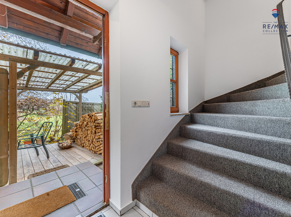 Eingangsbereich und Treppe ins 1. OG