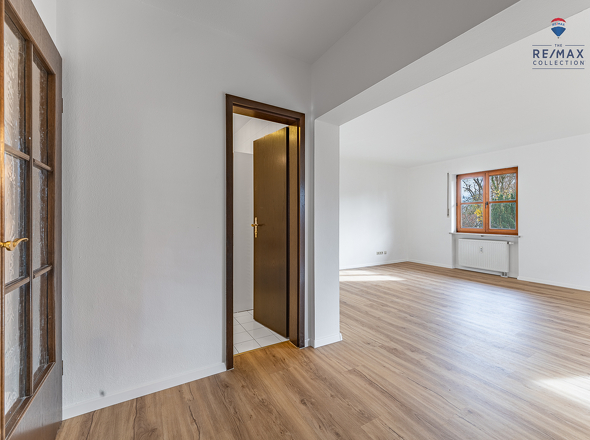 Blick ins Wohnzimmer und Bad