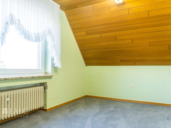 Kind 1 Blick zum Garten