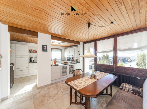 Essbereich mit Zugang zur Terrasse 