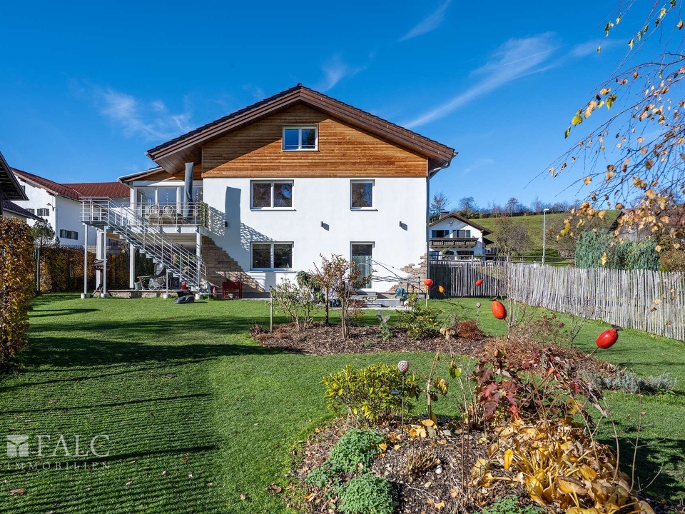 Gebäude mit Garten aus Ost