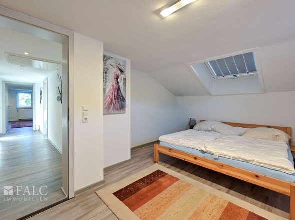 OG Zimmer West Blick Tür