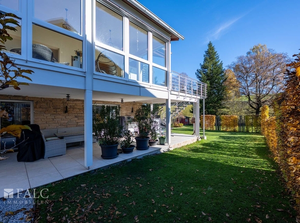 Gebäude Südseite Terrasse und Wintergarten