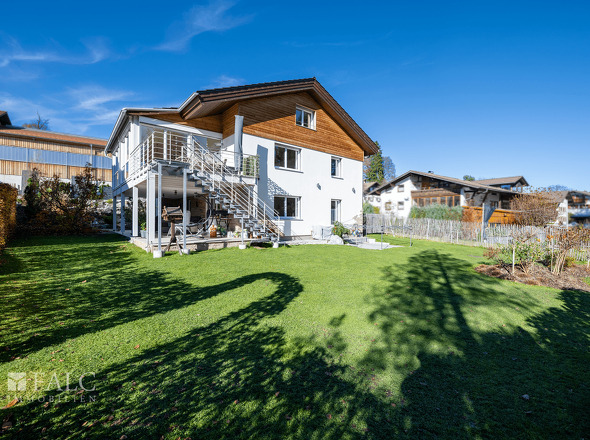 Gebäude mit Garten S/O