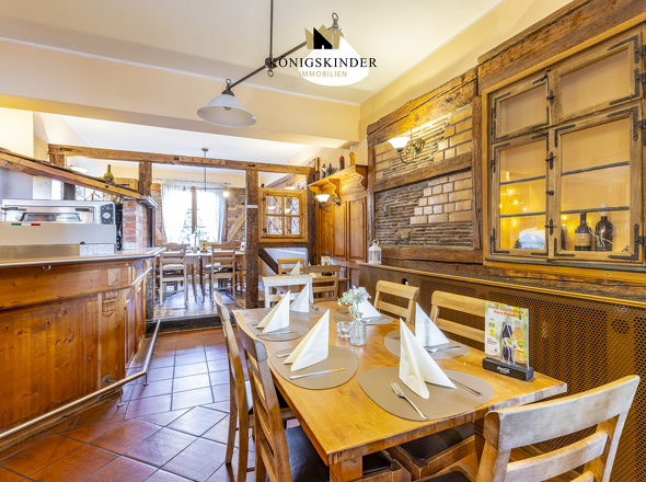 Sitzbereich mit Holztischen