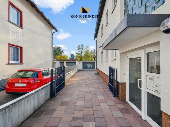 Hauseingang und Garagenzufahrt