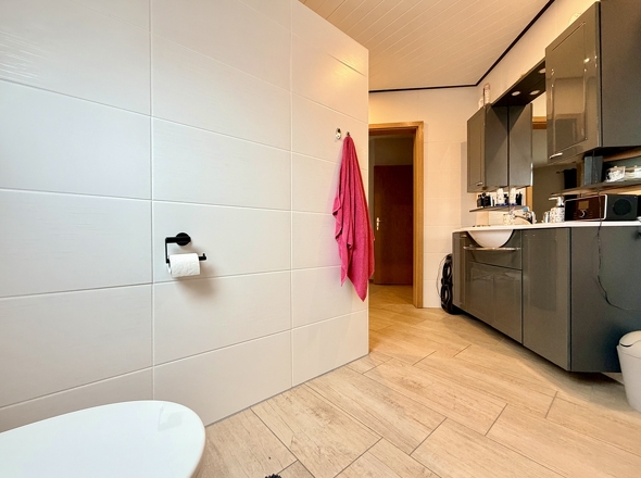 Bad, angrenzend an Zimmer I