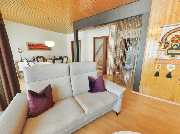 Wohnzimmer (Essecke im Hintergrund)