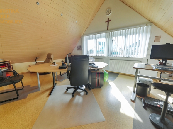 Offen gestaltetes Büro im DG