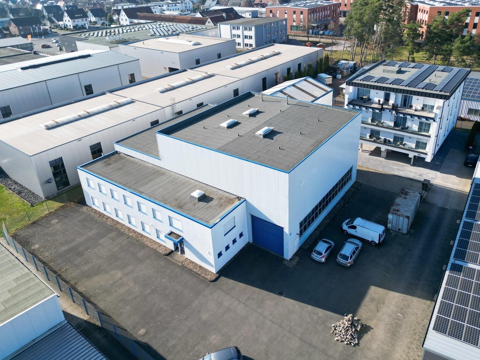 Gewerbeimmobilie mit Montagehallen, Krananlagen und Bürotrakt
