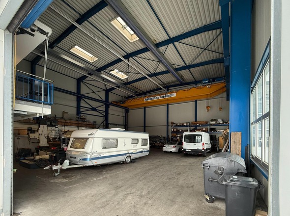 Montagehalle mit 20-t-Krananlage