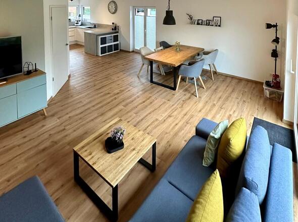 großzügig-mit offener Küche